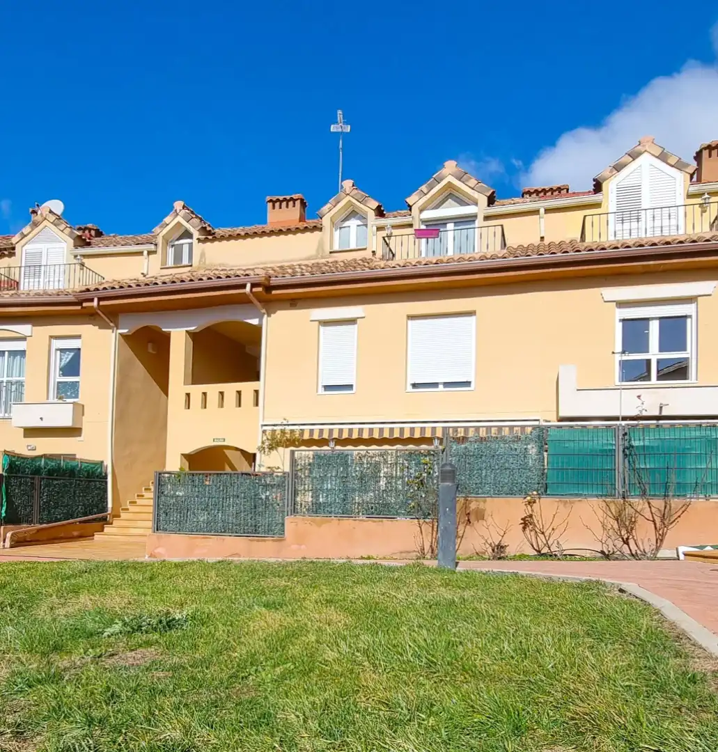 Vista exterior de Piso en venta en Navalafuente con Aire acondicionado, Calefacción y Amueblado