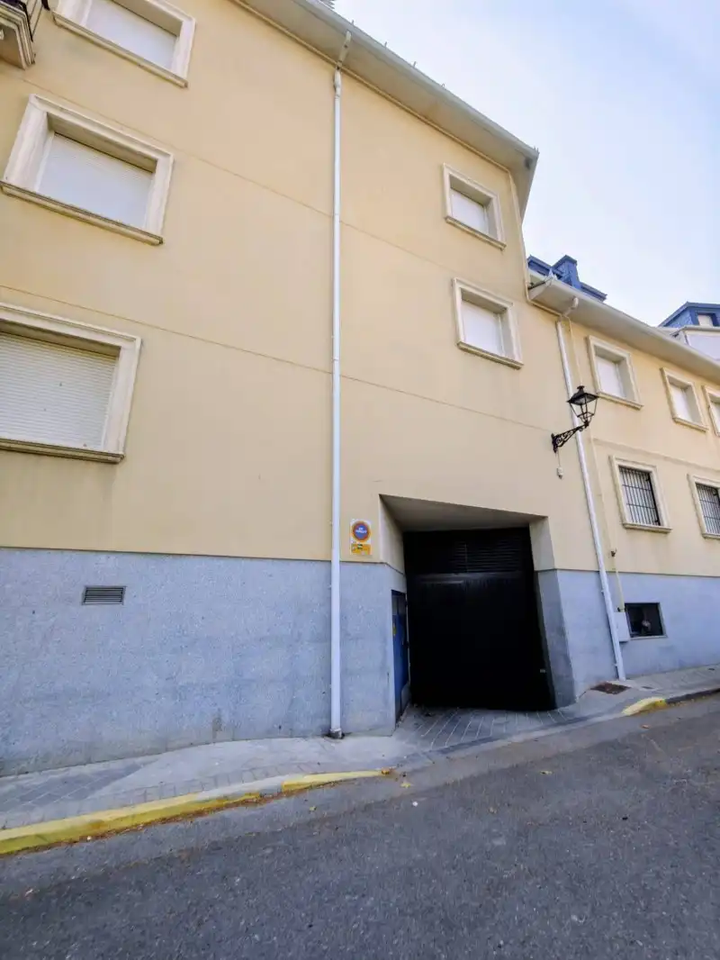Vista exterior de Piso en venta en El Espinar con Calefacción, Jardín privado y Terraza