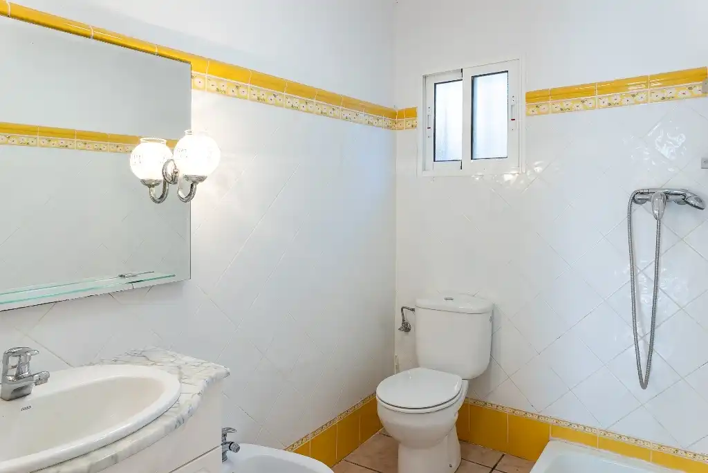 Baño de Casa o chalet en venta en Castalla con Jardín privado, Piscina y Amueblado