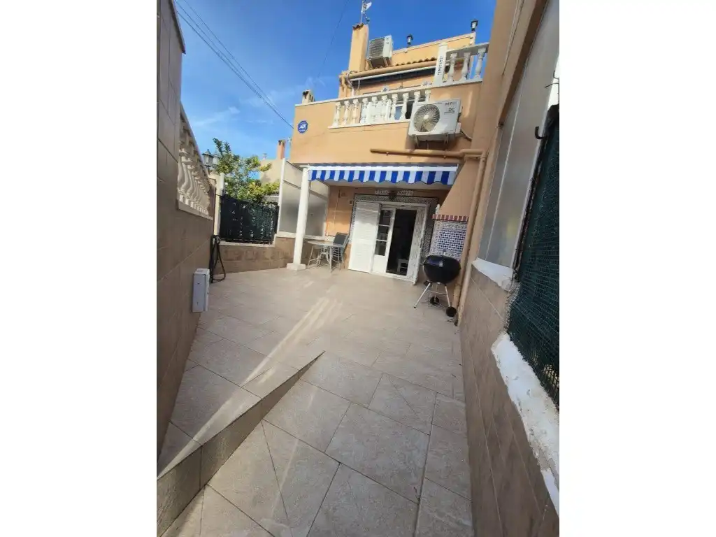 Vista exterior de Casa adosada en venda en Torrevieja amb Aire condicionat, Terrassa i Moblat
