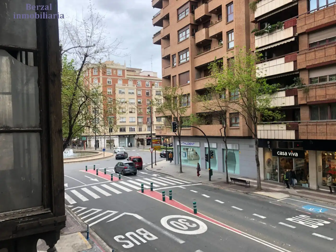 Local comercial de lloguer a Calle Vara de Rey