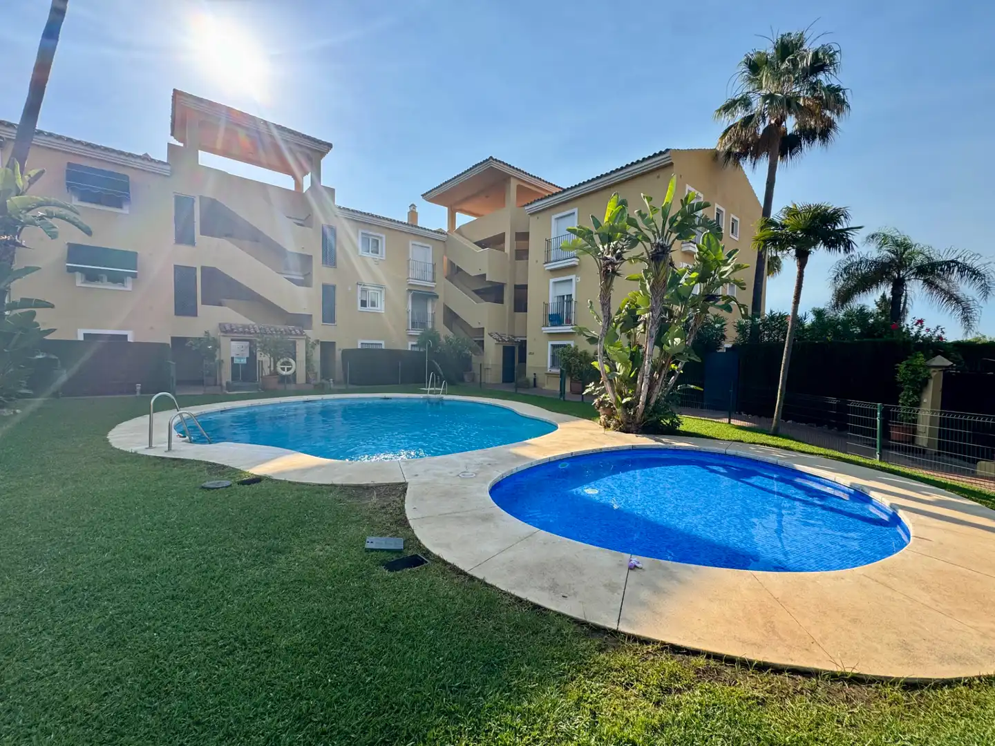 Vista exterior de Piso en venta en Estepona con Aire acondicionado, Calefacción y Terraza