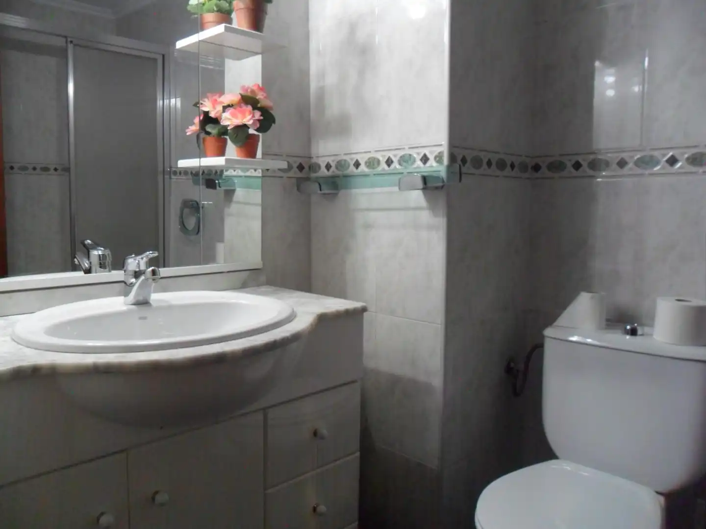 Baño de Piso de alquiler en Granada con Aire acondicionado, Calefacción y Terraza