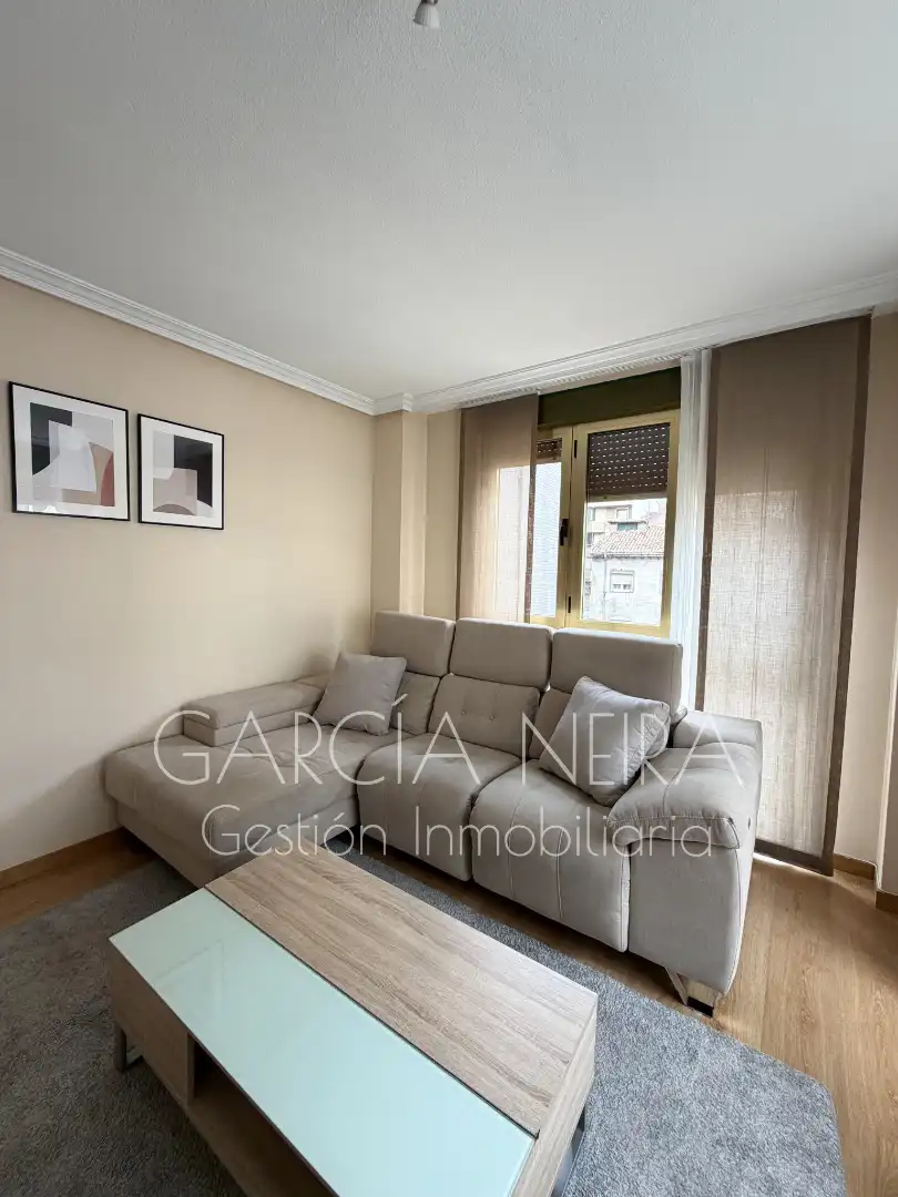 Sala d'estar de Pis en venda en Oviedo  amb Calefacció, Parquet i Traster