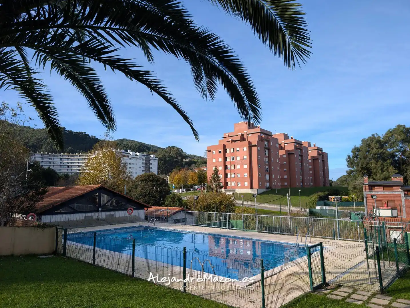 Piscina de Piso en venta en Castro-Urdiales con Calefacción, Parquet y Terraza