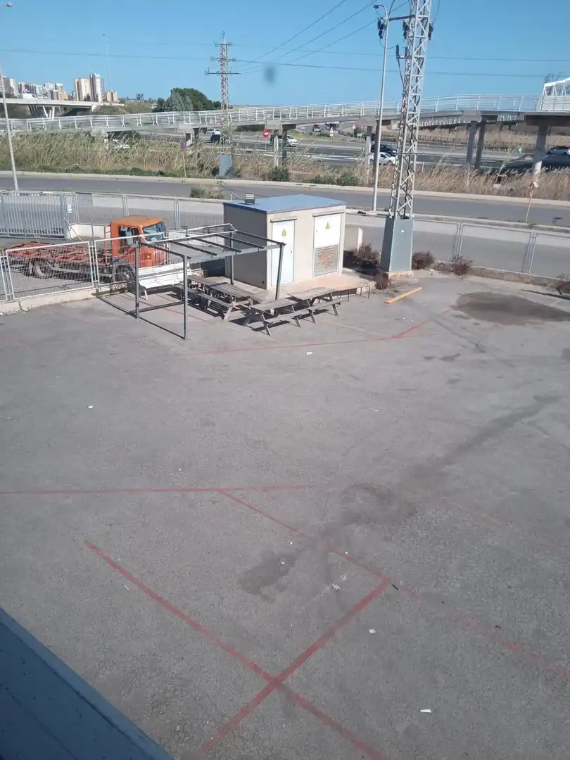 Parkplatz von Fabrikhallen zur Miete in Massalfassar