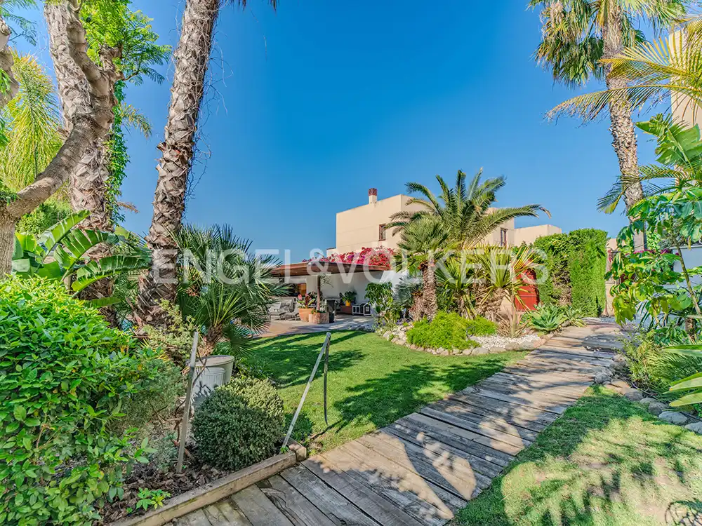 Vista exterior de Casa o xalet en venda en Mutxamel amb Aire condicionat, Calefacció i Jardí privat