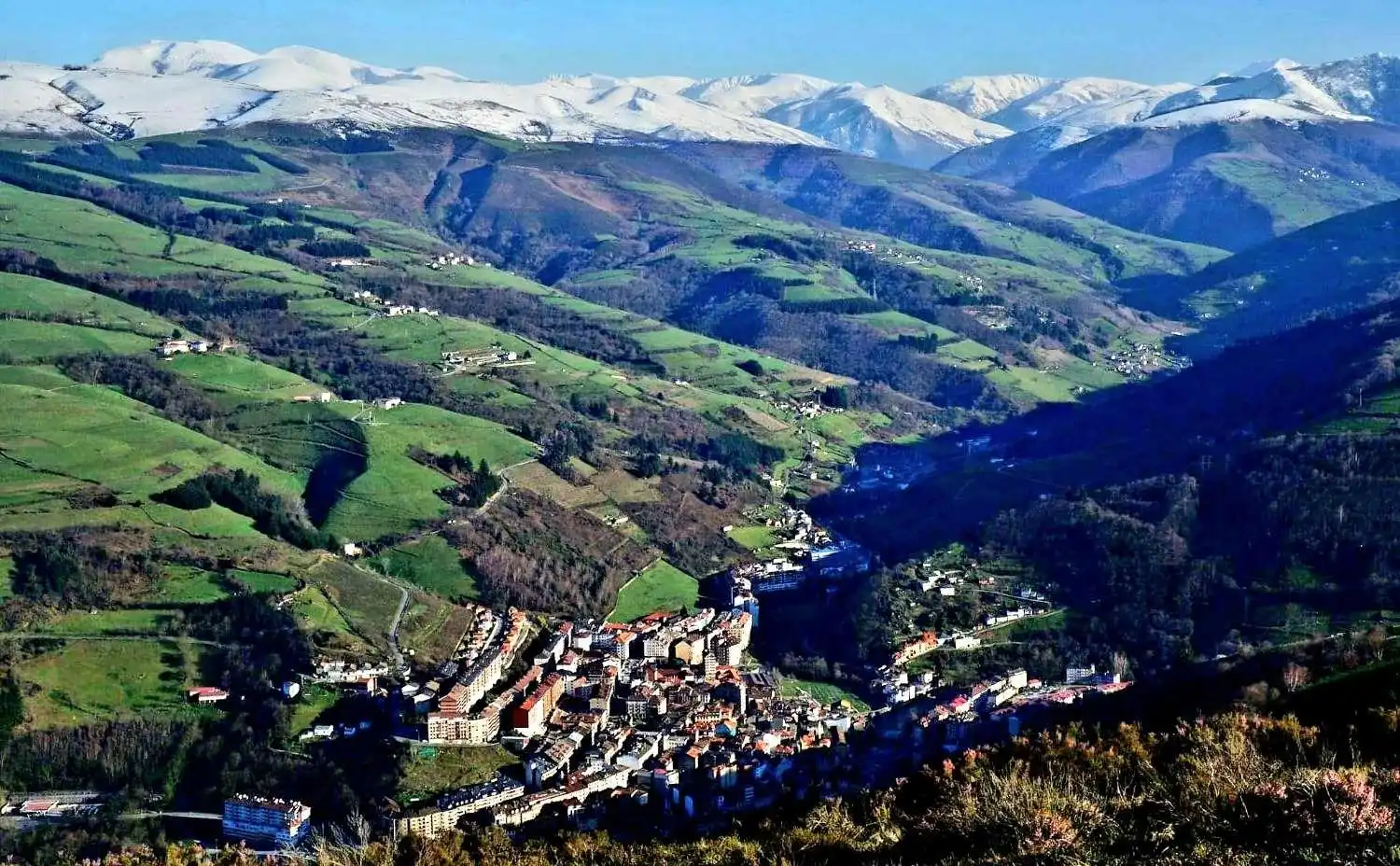 Vista exterior de Edificio en venta en Cangas del Narcea