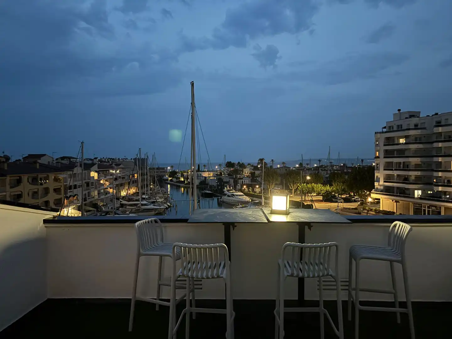 Terrasse von Dachboden zum Verkauf in Empuriabrava mit Klimaanlage, Terrasse und Möbliert