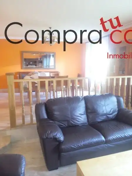 Sala d'estar de Casa o xalet en venda en Palazuelos de Eresma amb Calefacció, Jardí privat i Parquet