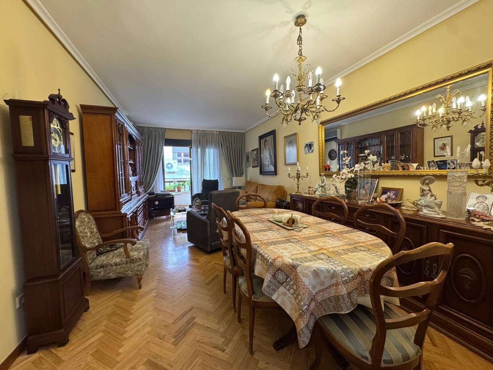 Dining room of Flat for sale in  Madrid Capital  with Air Conditioner, Heating and Parquet flooring
