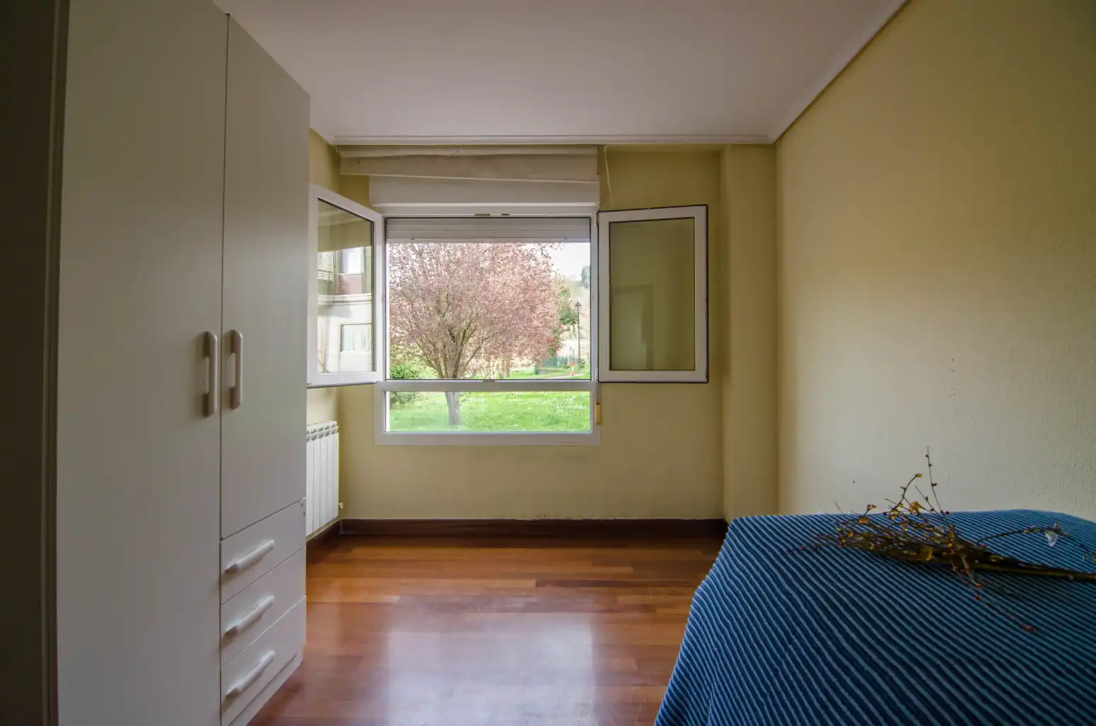 Schlafzimmer von Erdgeschoss zum Verkauf in Ampuero mit Heizung, Parkett und Möbliert