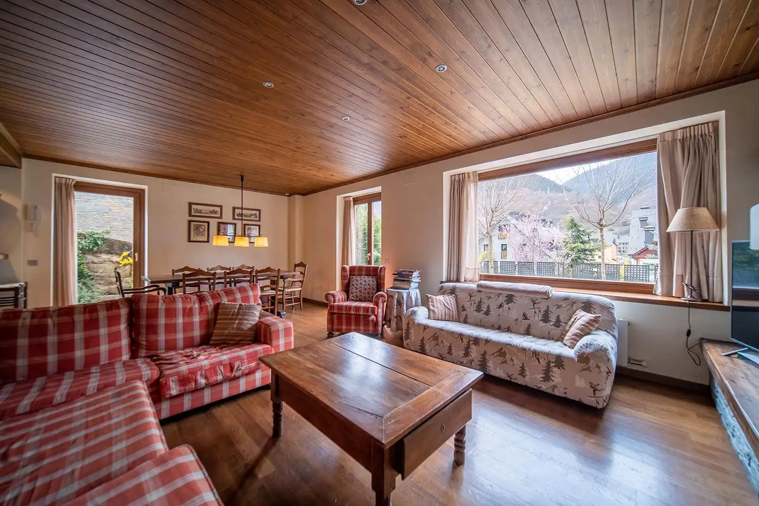 Sala de estar de Casa o chalet en venta en Vielha e Mijaran con Jardín privado, Parquet y Terraza