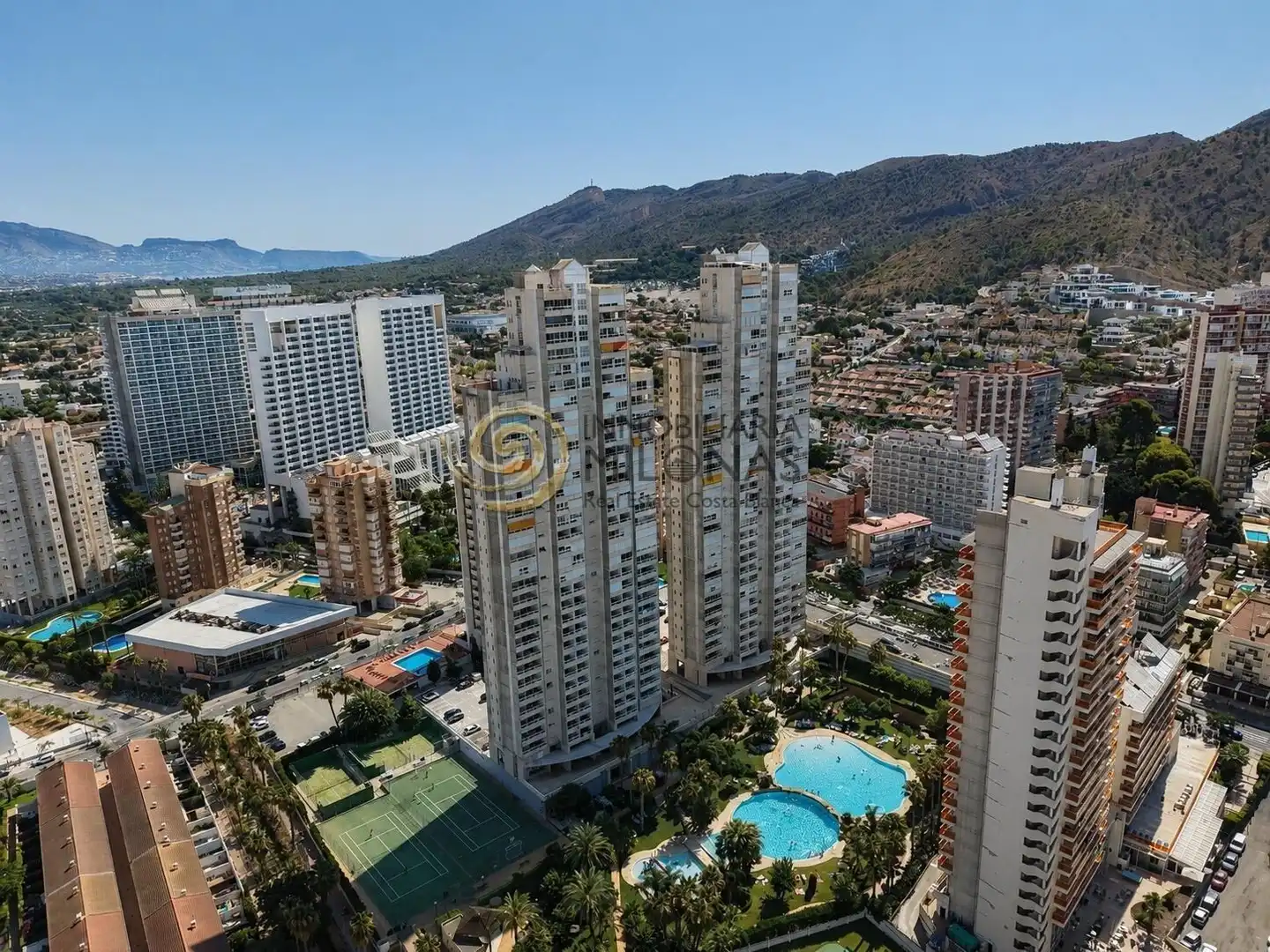 Vista exterior de Dúplex en venda en Benidorm amb Aire condicionat, Calefacció i Jardí privat