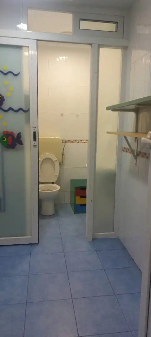 Badezimmer von Büro zur Miete in Badalona