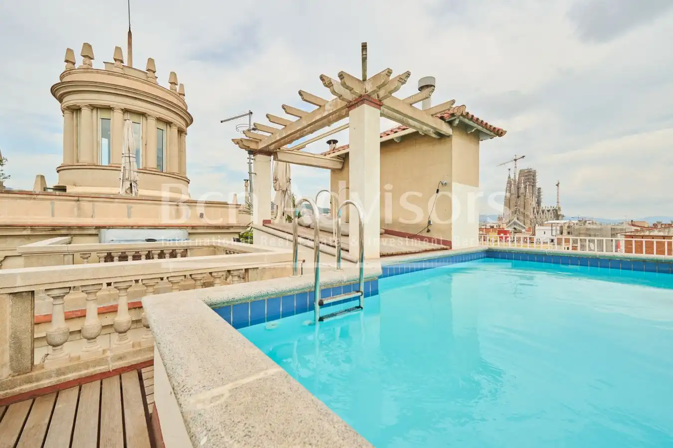 Swimming pool of Attic for sale in Barcelona  with Air Conditioner, Heating and Parquet flooring