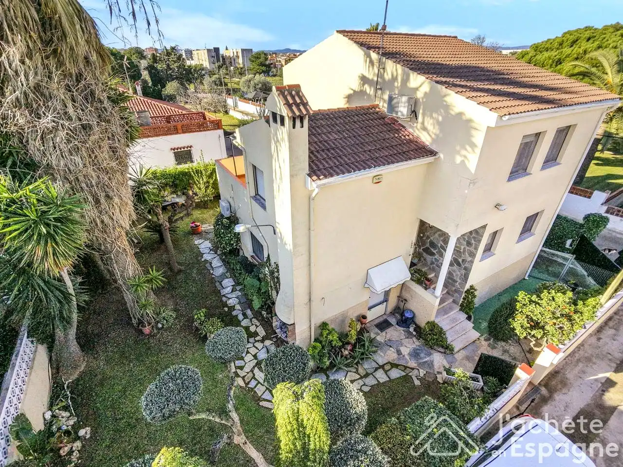 Vista exterior de Casa o xalet en venda en Vinaròs amb Aire condicionat, Jardí privat i Terrassa