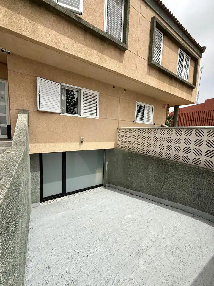 Casa adosada en venda a Escritor Secundino Delgado, Las Mesas - El Toscón
