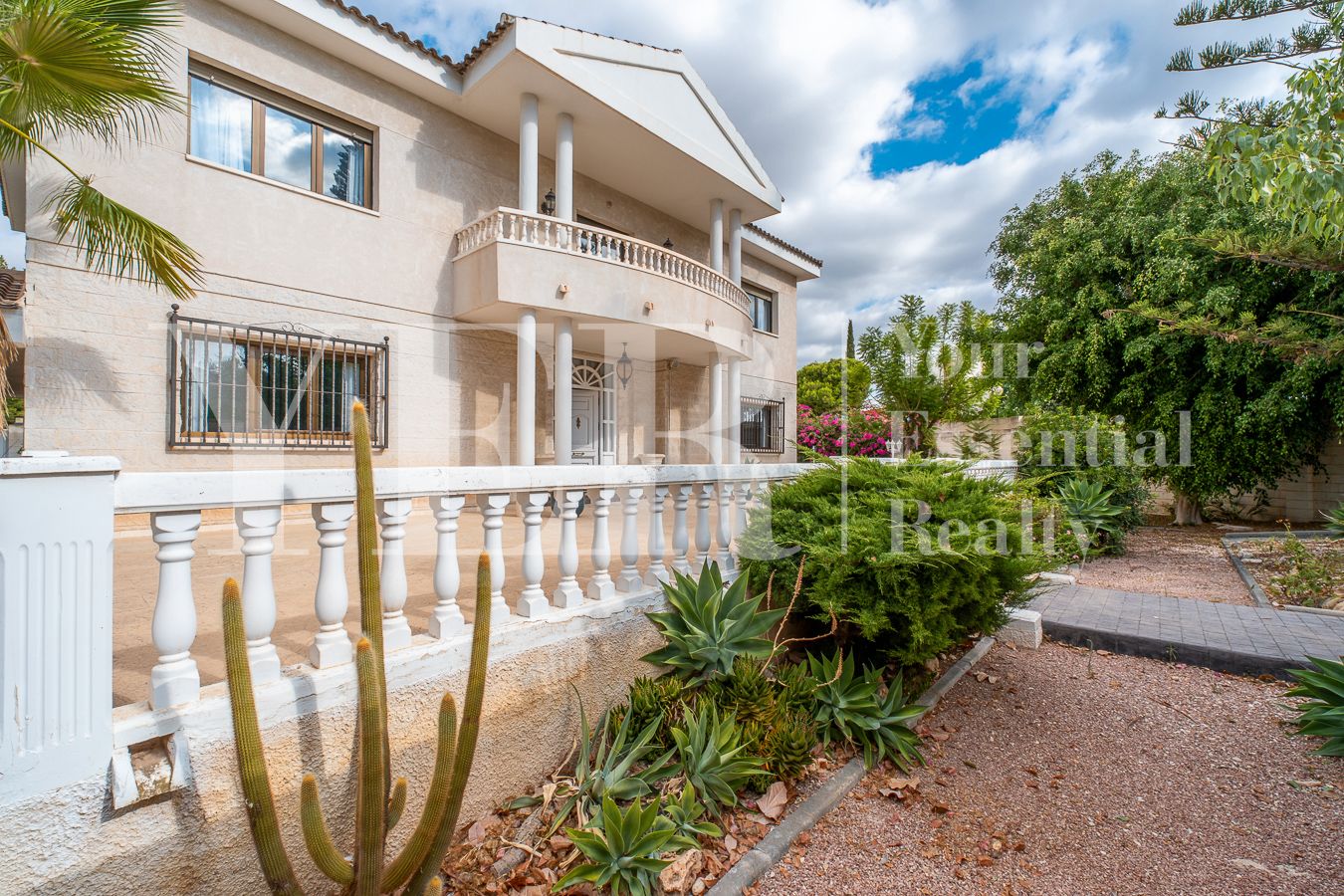 Vista exterior de Casa o xalet en venda en Sant Joan d'Alacant amb Jardí privat, Terrassa i Piscina