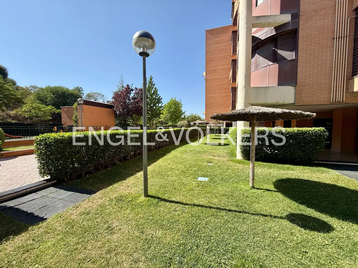 Vista exterior de Piso de alquiler en Madrid con Aire acondicionado, Calefacción y Piscina