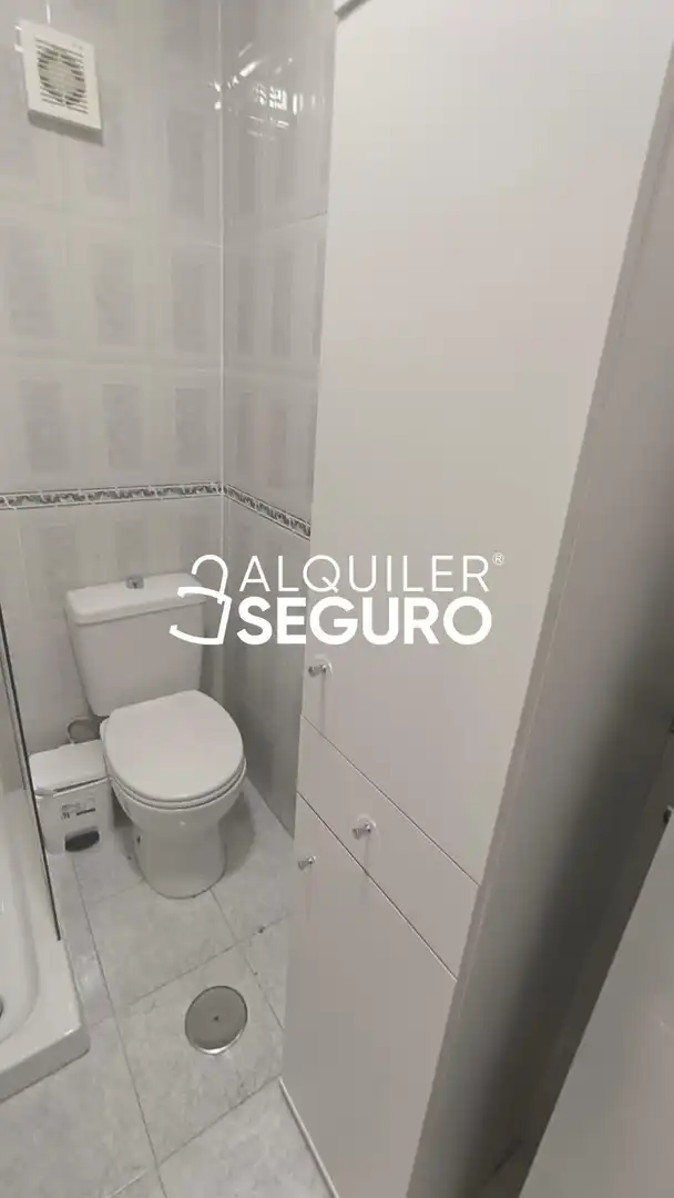 Baño de Piso de alquiler en Sevilla con Aire acondicionado y Amueblado