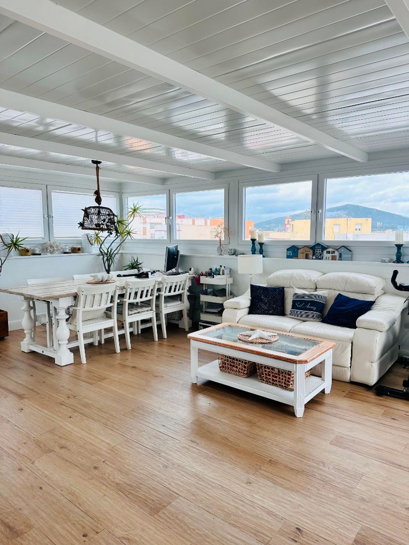 Living room of Attic to rent in La Línea de la Concepción  with Air Conditioner, Heating and Parquet flooring