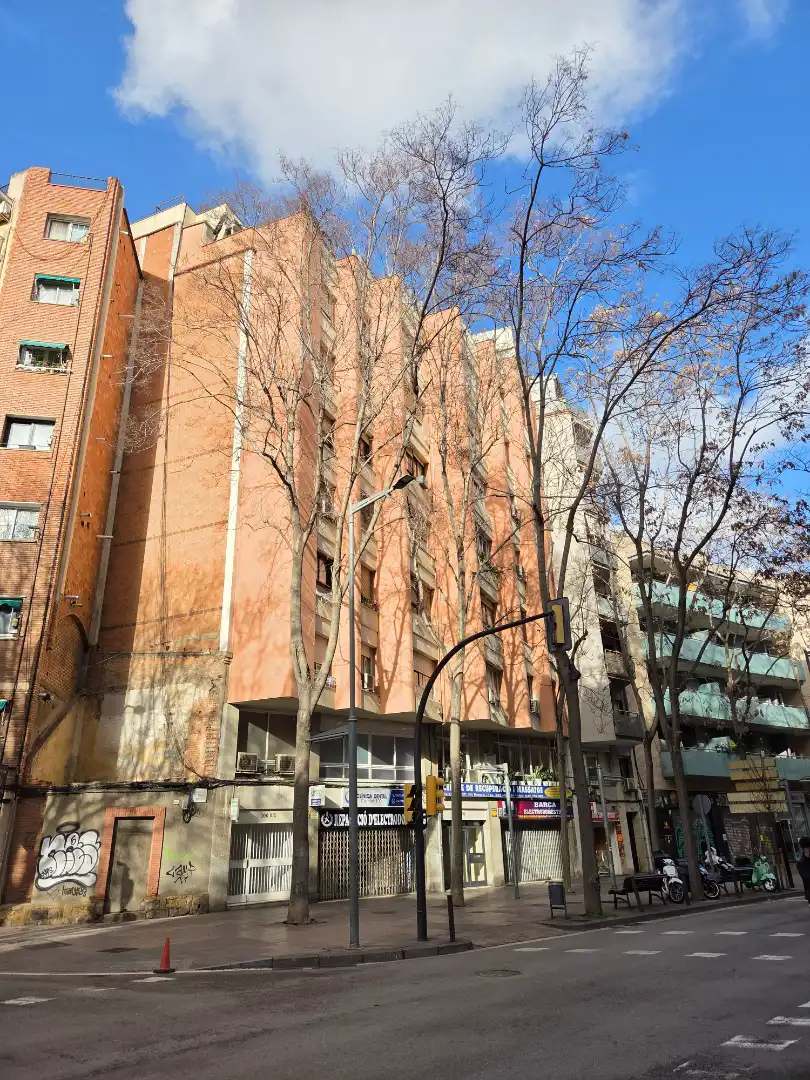 Vista exterior de Ático en venta en L'Hospitalet de Llobregat con Aire acondicionado y Terraza