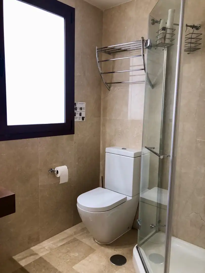 Baño de Planta baja de alquiler en Marbella con Aire acondicionado, Calefacción y Terraza