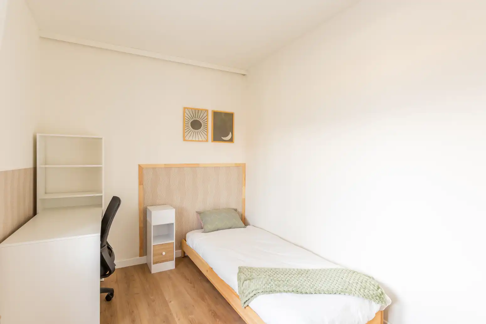 Schlafzimmer von Dachboden zur Miete in  Pamplona / Iruña mit Möbliert