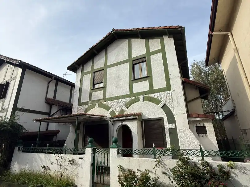Casa amb jardí en venda a Larratxo pasealekua 67