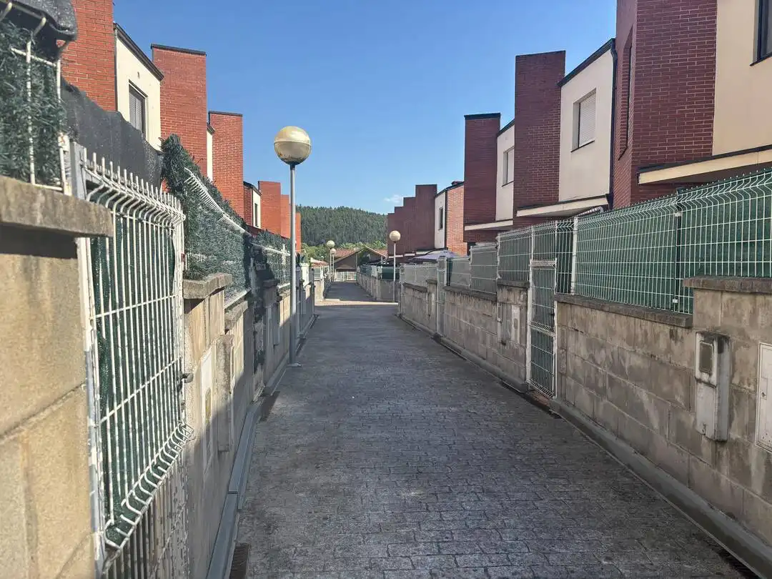 Vista exterior de Casa adosada en venta en Piélagos con Calefacción, Jardín privado y Terraza