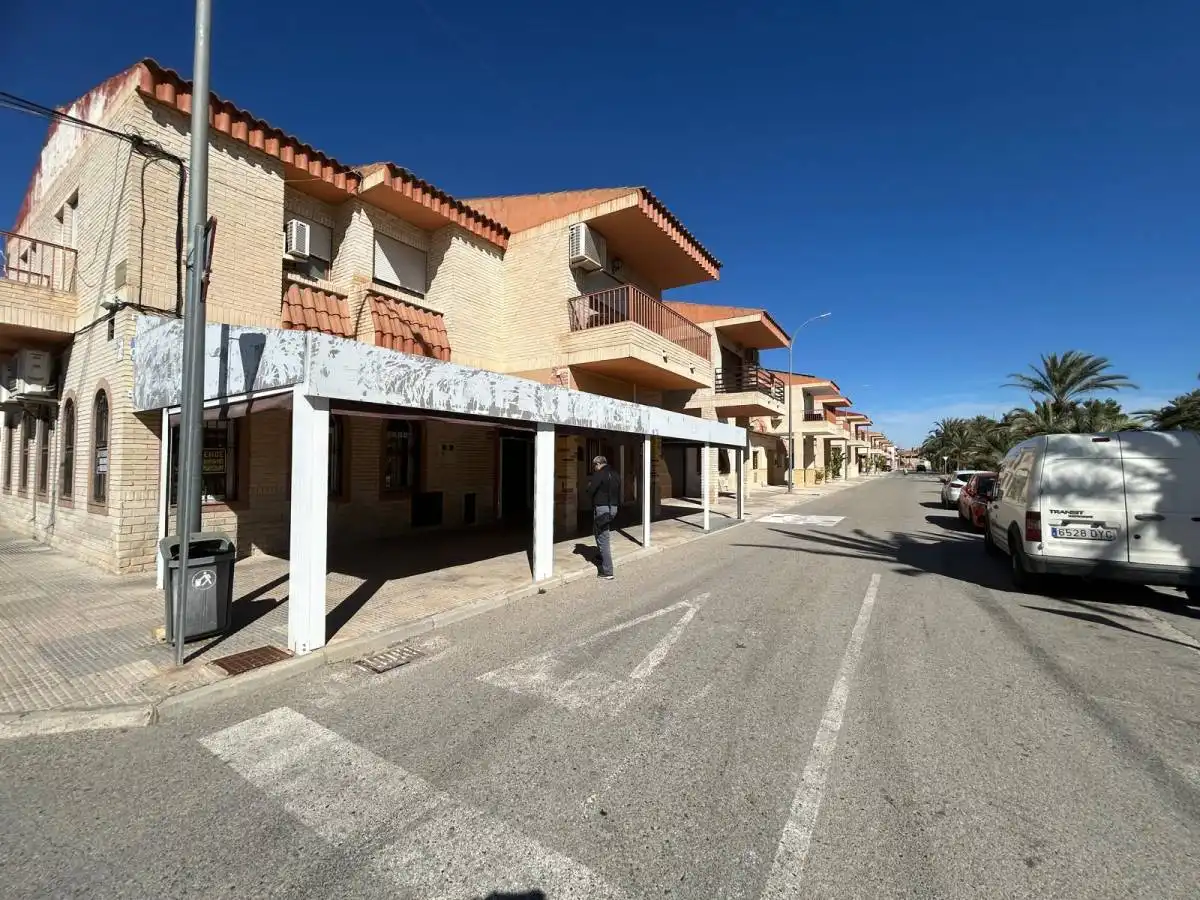 Vista exterior de Local en venda en San Isidro amb Calefacció i Terrassa