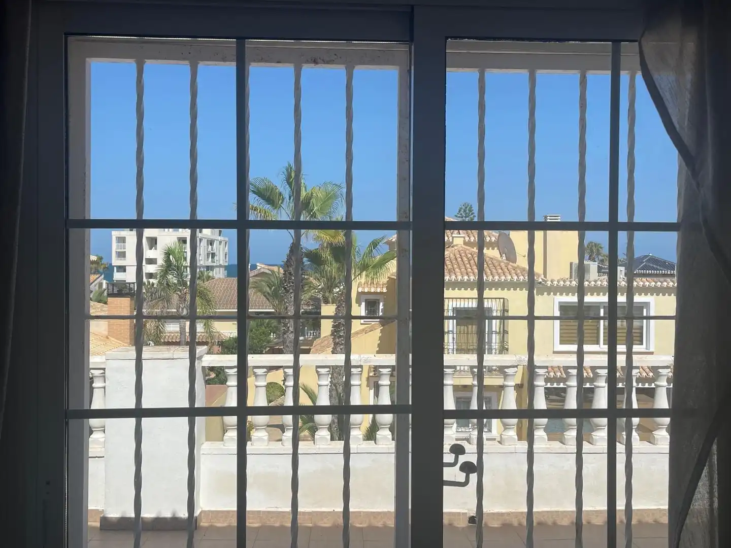 Vista exterior de Casa adosada en venda en Torrevieja amb Aire condicionat, Calefacció i Jardí privat