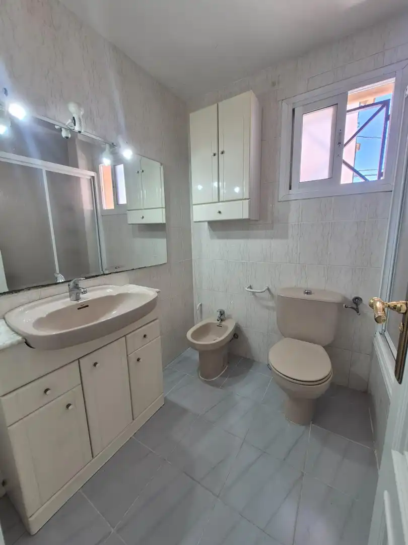 Baño de Casa adosada de alquiler en Manises con Aire acondicionado, Terraza y Amueblado