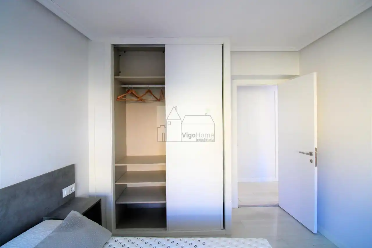 Schlafzimmer von Wohnung zur Miete in Vigo  mit Heizung, Terrasse und Möbliert