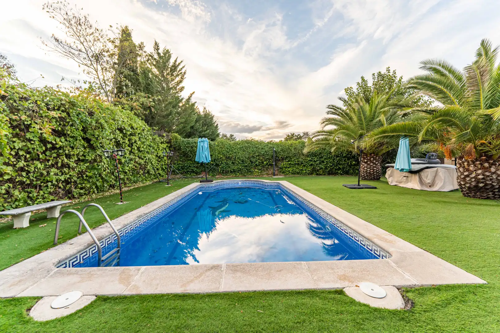 Piscina de Casa o xalet en venda en Sevilla la Nueva amb Aire condicionat, Calefacció i Jardí privat