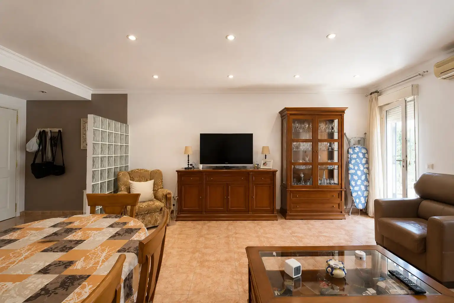 Sala d'estar de Casa adosada en venda en Moncada amb Calefacció, Terrassa i Traster