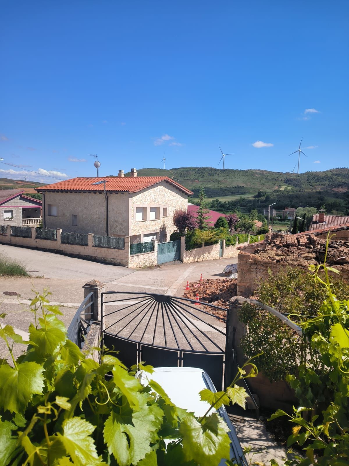 Vista exterior de Casa o xalet en venda en Carcedo de Burgos amb Calefacció, Jardí privat i Terrassa