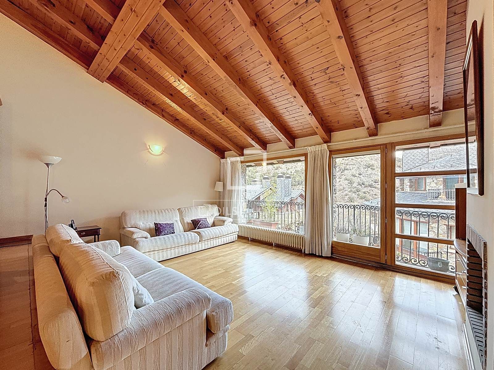 Sala d'estar de Pis de lloguer en Soriguera amb Parquet, Terrassa i Moblat