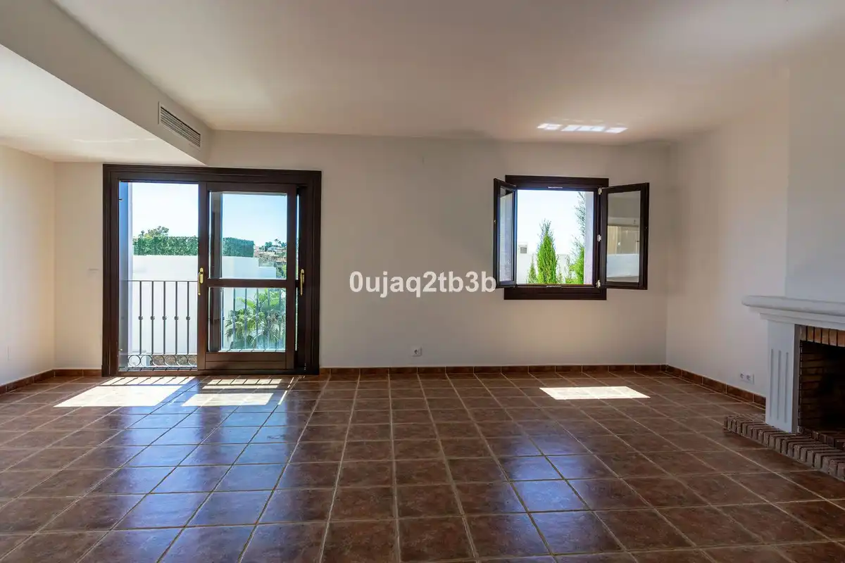 Sala de estar de Casa adosada de alquiler en Estepona con Aire acondicionado, Jardín privado y Terraza