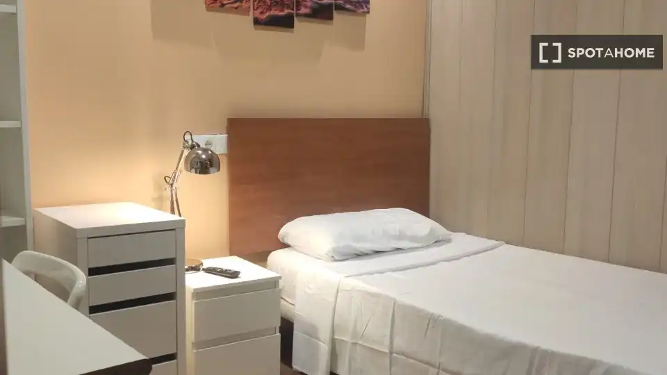 Bedroom of Flat for rent in Madrid  with Air Conditioner, Heating and Furnished