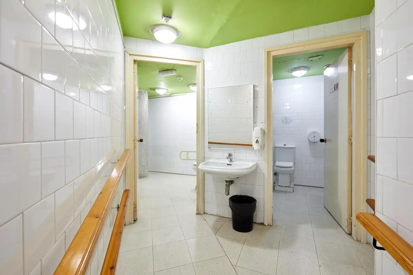 Bany de Oficina de lloguer en Barcelona amb Aire condicionat i Terrassa
