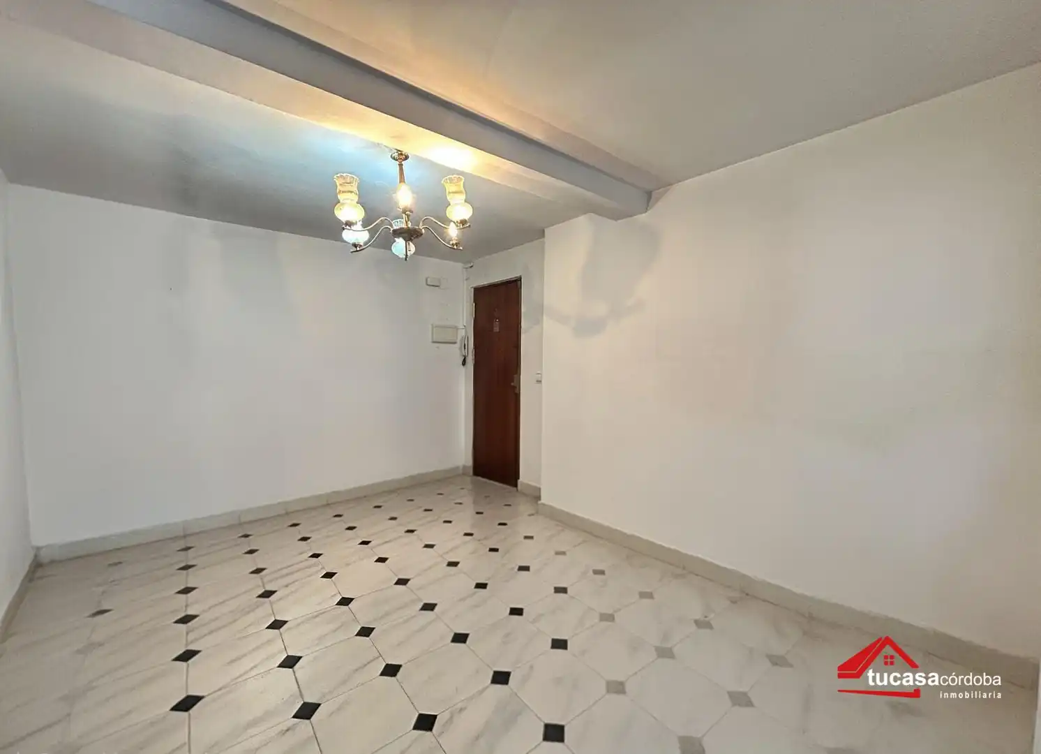 Wohnung zum Verkauf in Córdoba mit Klimaanlage, Abstellraum und Möbliert
