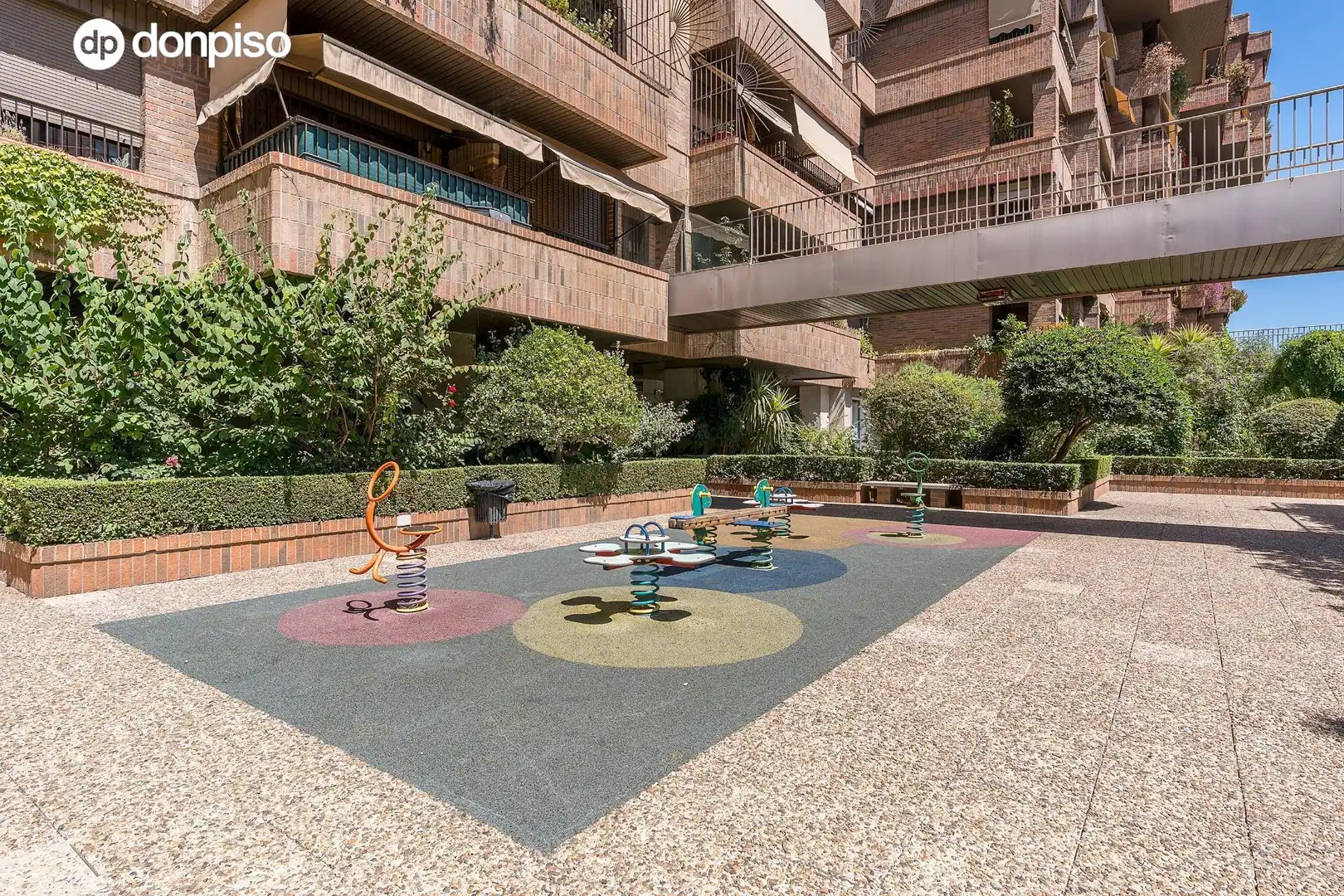 Terrasse von Erdgeschoss zum Verkauf in Granada mit Klimaanlage, Privatgarten und Möbliert