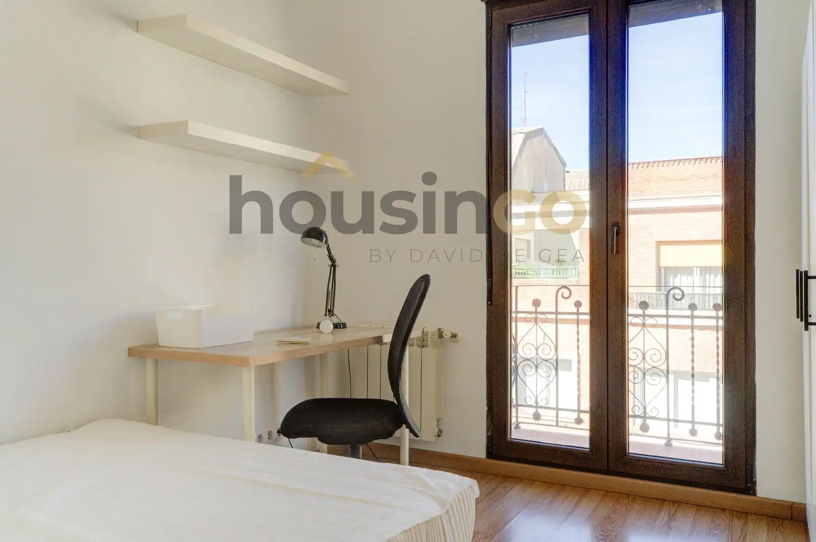 Schlafzimmer von Dachboden zur Miete in Madrid mit Klimaanlage, Heizung und Parkett