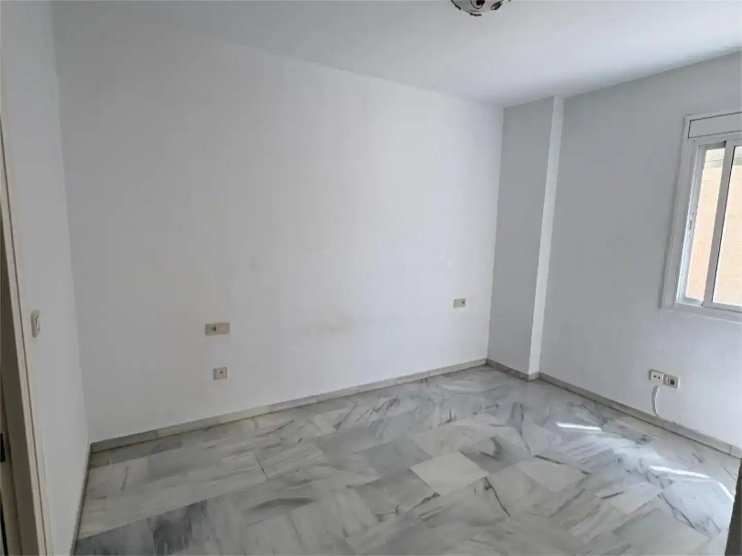 Piso de alquiler en Tomares con Aire acondicionado, Piscina y Balcón