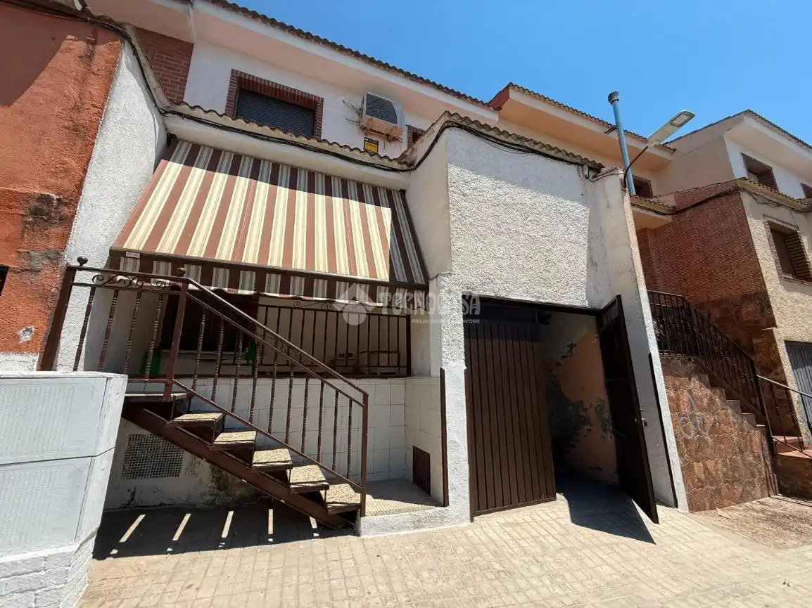 Vista exterior de Casa adosada en venda en Almorox amb Aire condicionat, Calefacció i Terrassa