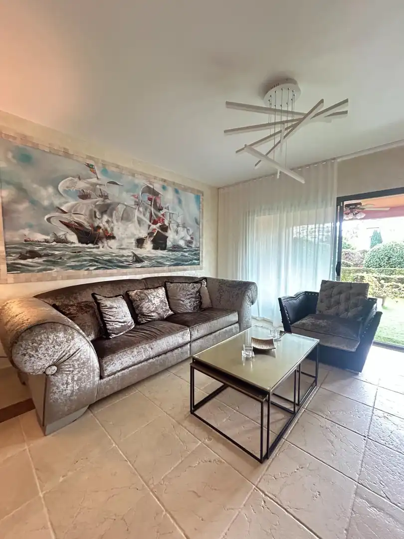 Sala de estar de Casa adosada en venta en Estepona con Aire acondicionado, Jardín privado y Amueblado