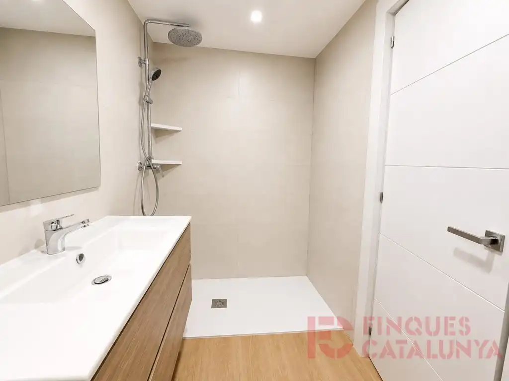 Baño de Piso en venta en Girona con Calefacción y Balcón