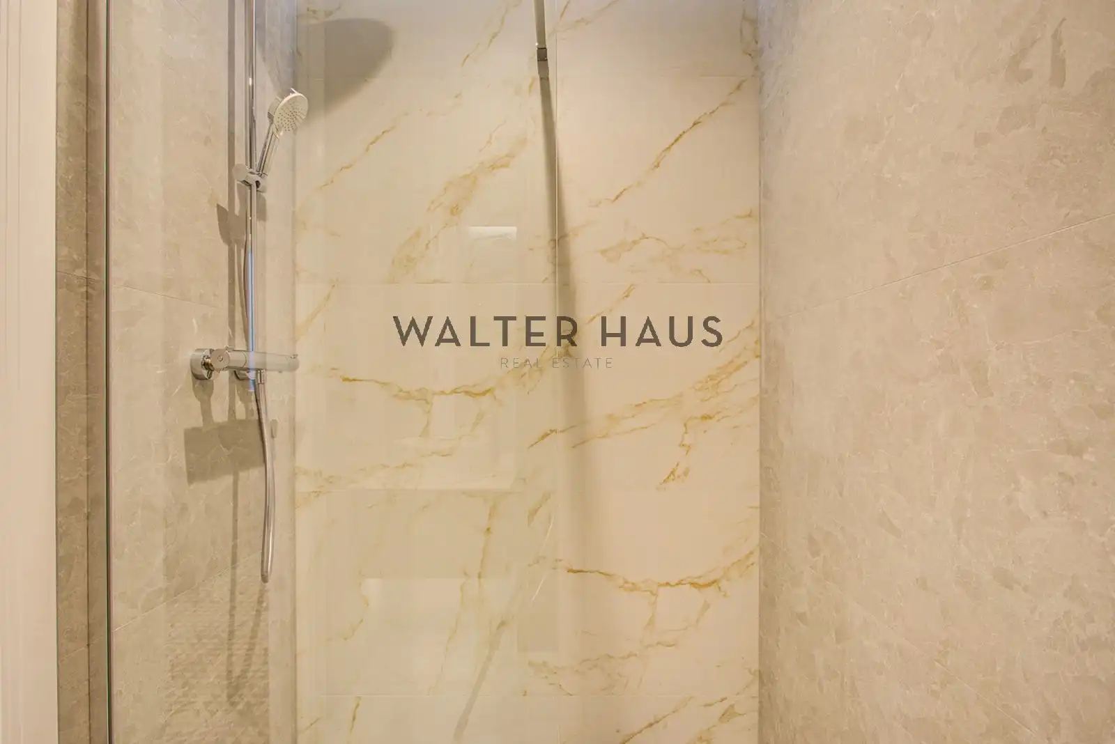 Badezimmer von Wohnung zum Verkauf in Barcelona mit Klimaanlage und Heizung